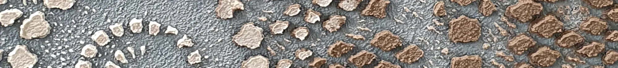Nahaufnahme einer Wand in Schablonentechnik mit plastischem Rosetten- und Spitzenmuster