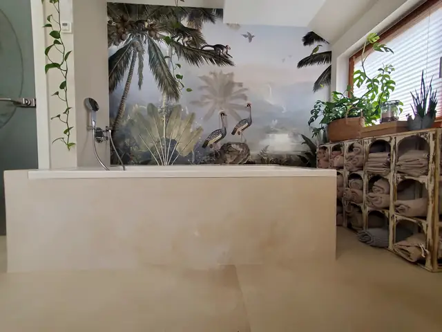 Bad mit Fototapete: Palmen, Vögel und eine Flusslandschaft hinter der Badewanne