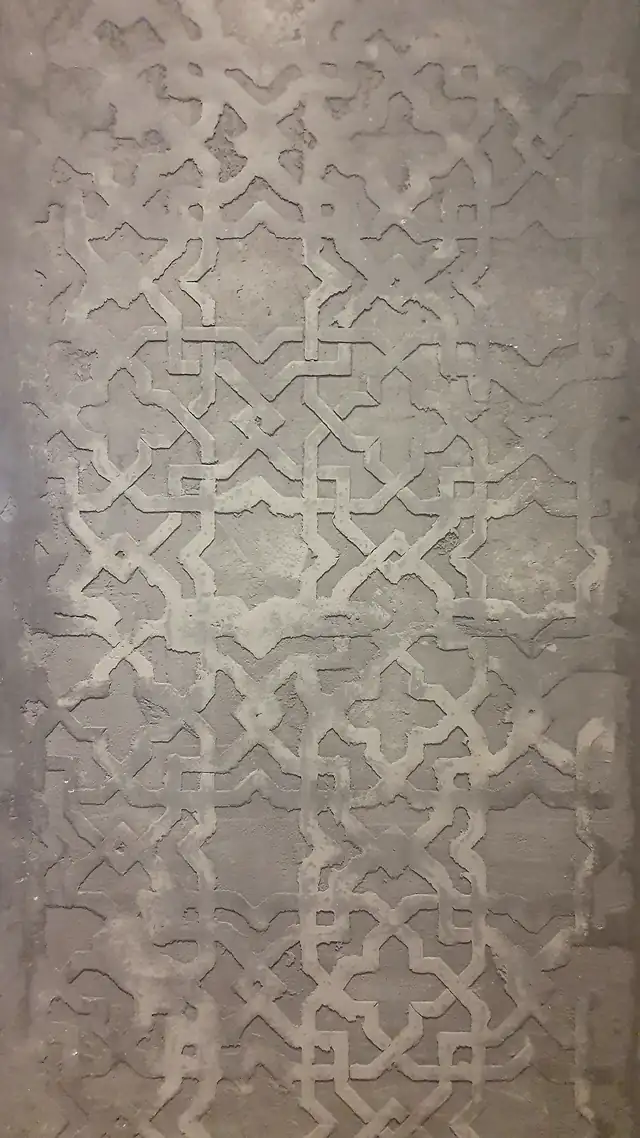 Nahaufnahme eines grauen, geometrischen Wandmusters