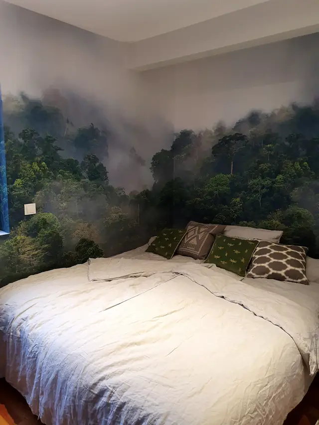 Schlafzimmer mit Fototapete: nebliger Wald hinter dem Bett