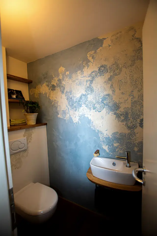 Gäste-WC mit Wandgestaltung in Blau- und Goldtönen