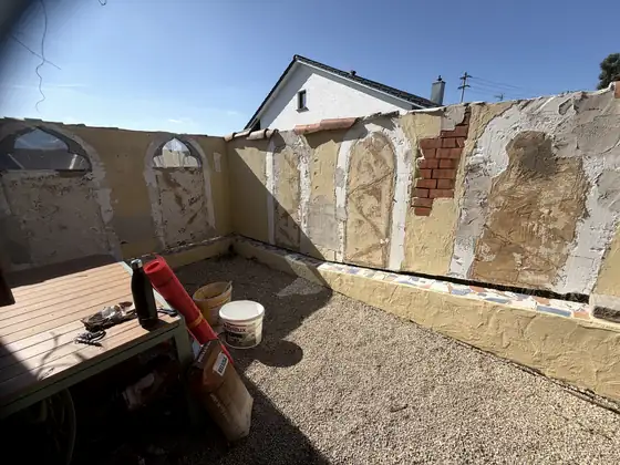 Innenhof vorher mit abgeplatzter Mauer