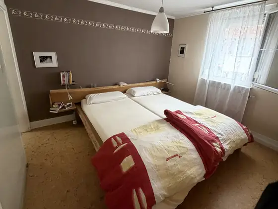 Schlafzimmer vorher mit dunkelbrauner Wand