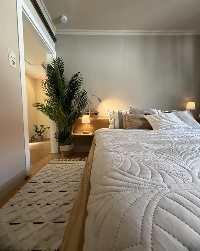 Ruhiges Schlafzimmer in hellen, warmen Tönen